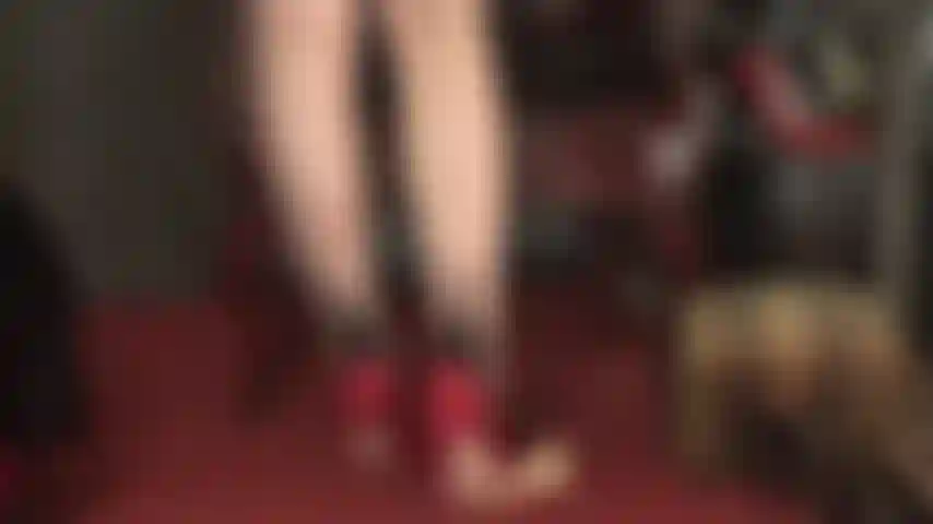 Pisoteo de pollas y un cambio de medias color piel con costura negra a un par negro con costura roja.