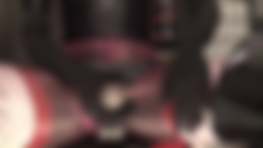 La polla de mi ama te excita: botas hasta el muslo, traje de gato de spandex, muchas capas de medias y pantimedias sexys, fetiche de saliva y pov con correa negra.