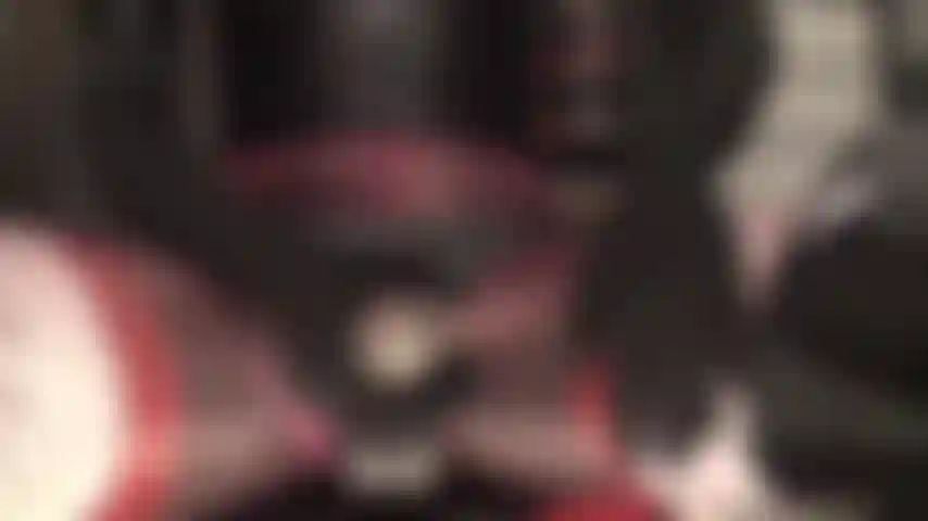 La polla de mi ama te excita: botas hasta el muslo, traje de gato de spandex, muchas capas de medias y pantimedias sexys, fetiche de saliva y pov con correa negra.