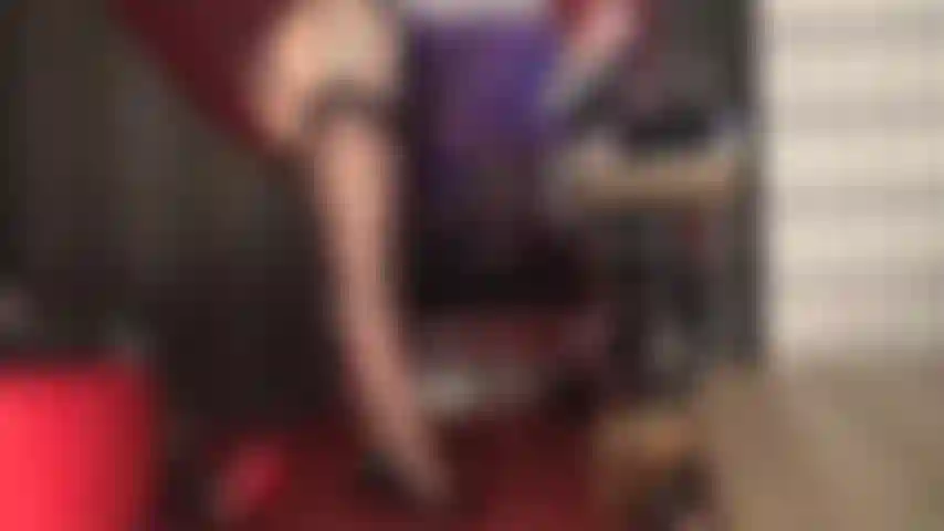 Mi ama tiene sus manos enguantadas, sus tacones altos y su trasero envuelto en nailon sobre tu polla. ¿Puedes soportar la provocación con medias de nailon vintage con costuras?