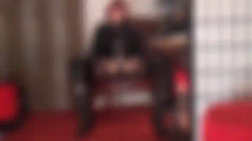 Strapon tease en medias y botas altas - la amante vivian te tiene débil por su gran polla, ella la acaricia lentamente... Directo a tu boca de puta abierta.