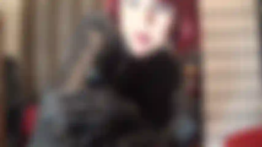 Mi ama te tiene débil por su hermoso culo de cuero negro y medias. Ella pretende exprimir hasta la última gota de semen de tu dolorida polla de esclava.