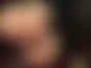 Pies y culo en medias color piel brillantes: este es un clip raro con uñas de los pies pintadas.