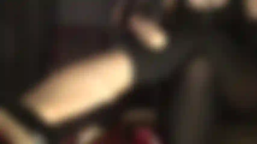 Estas mallas y guantes te ordeñarán bien - las piernas de la ama son tan follables enfundadas en mallas de nailon negro opaco.