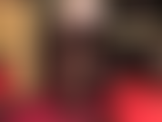 Fetiche de piernas cruzadas en medias opacas de color marrón oscuro y zapatos de tacón de acero.