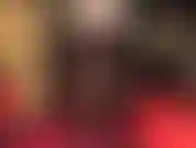 Fetiche de piernas cruzadas en medias opacas de color marrón oscuro y zapatos de tacón de acero.