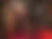 ! ¡Dios mío! Estas medias grises tan sexys son tan transparentes que apenas dejan espacio a la imaginación... Tu polla de esclava gotea mientras observas estas piernas, y mmmm, bragas color piel debajo...