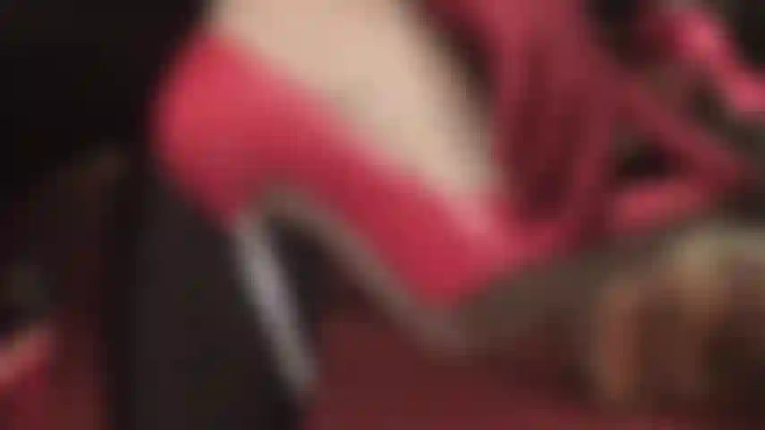Esta provocación lenta y extremadamente sensual con guantes rojos sobre tacones de acero rojo a juego te hace rogar, babear, desear, querer, necesitar... Solo una cosa: estar bajo sus tacones y sus pies.