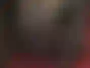 Vestida de cuero, con guantes, botas, falda y abrigo largo. Increíblemente hermosa.