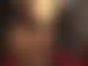 Adoro las pantimedias y me domino con strap-on. Adora mis piernas y mi trasero con estas pantimedias oscuras y sedosas mientras acaricio mi enorme polla negra.