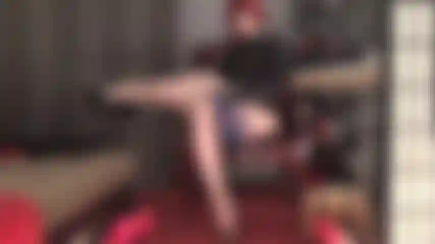 Cuánto durarás? Tu polla está atrapada entre las pantimedias de mi ama, ordeñada por la suave suavidad de unas bragas de satén azul oscuro.