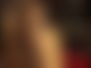 ¡Nunca es demasiado brillante! Por eso la señora vivian se pone otra capa de medias brillantes y acaricia sus largas y sensuales piernas y sus hermosos pies con guantes de satén sedoso.