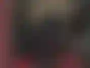 Guantes de látex y strap-on negro - amante completamente vestida de goma negra provocando con sus guantes y su gran polla.