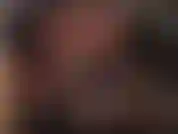 Arnés cubierto de nailon y adoración al culo con pantalones y guantes de satén, pantimedias y botas altas y brillantes.