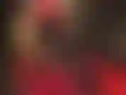 Mi ama lleva un seductor vestido rojo corto y ajustado con medias negras, botas cortas brillantes, guantes y un sombrero de cuero, provocando tu verga dura. Tan sexy!