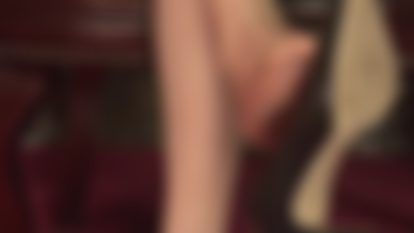 Medias color piel brillantes y muy transparentes, fetichismo de pies y juego con zapatos colgantes. Adoro mis increíbles suelas de nailon, dedos y arcos altos.