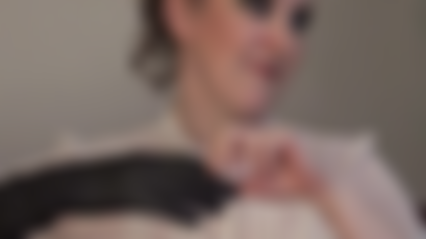 Como una segunda piel: fetiche por los guantes de cuero. Estos son los hermosos guantes de cuero ajustados y sin forro de la señora vivian, en blanco y negro. Venera sus manos con estos maravillosos guantes.