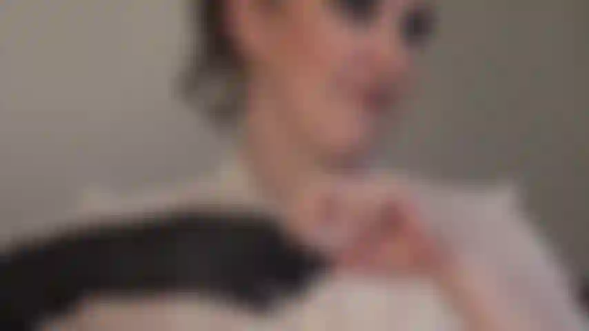 Como una segunda piel: fetiche por los guantes de cuero. Estos son los hermosos guantes de cuero ajustados y sin forro de la señora vivian, en blanco y negro. Venera sus manos con estos maravillosos guantes.