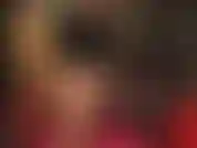 Piernas sexys en pantimedias color bronce, guantes provocativos y consolador...