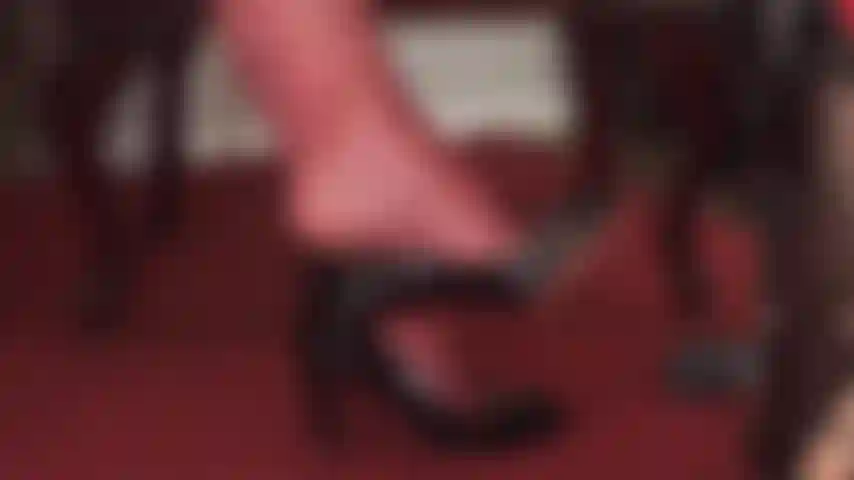 Colgando brillantes tacones de charol: disfruta de tu fetiche por los zapatos mientras mi amante cuelga dos pares diferentes de tacones altos, un par de tacones con borlas gucci y zapatos peeptoes de aguja.