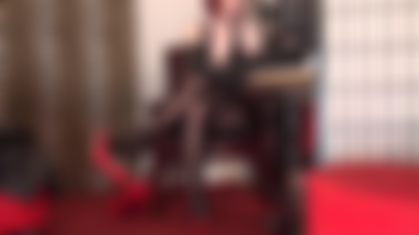 Fetiche por las medias rotas: ver a mi amante rasgar un par de medias perfectamente buenas es lo que más te excita, ver su piel desnuda asomarse por las distintas áreas rotas mientras que el resto todavía está cubierto de nailon sedoso...