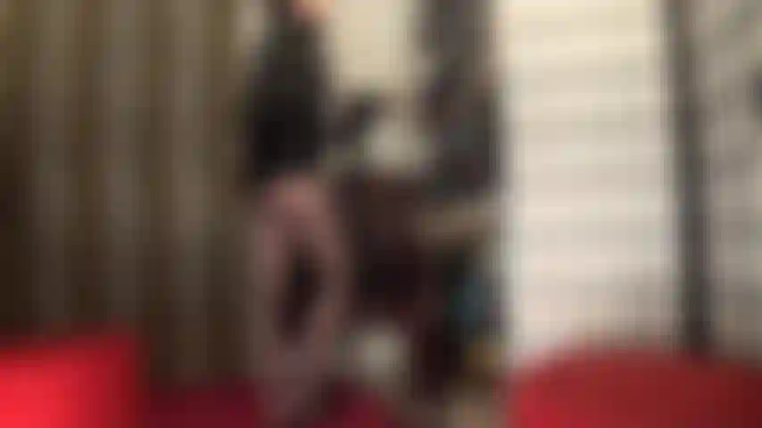 Pantalones cortos sexys, medias, botas de cuero hasta la rodilla, guantes y chaqueta corta: alimento tu adicción a mi trasero y mis piernas.