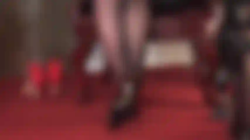 Arcos altos, adoración de pies en pantimedias en lindos zapatos de tacón de cuero de prada.