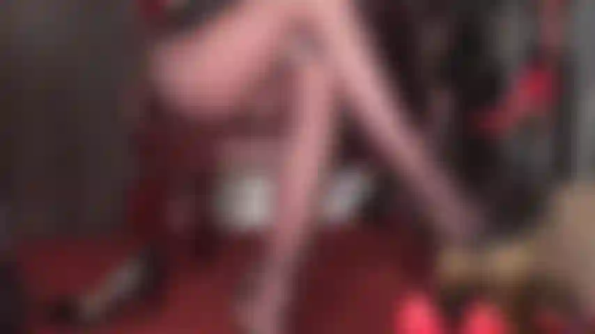 Tu polla está atrapada entre los muslos de nailon cruzados de mi ama, sin salida hasta que te haya extraído todo el semen. Ya sea con sus tacones, sus guantes o un cepillo de metal... Mi ama siempre consigue lo que quiere.