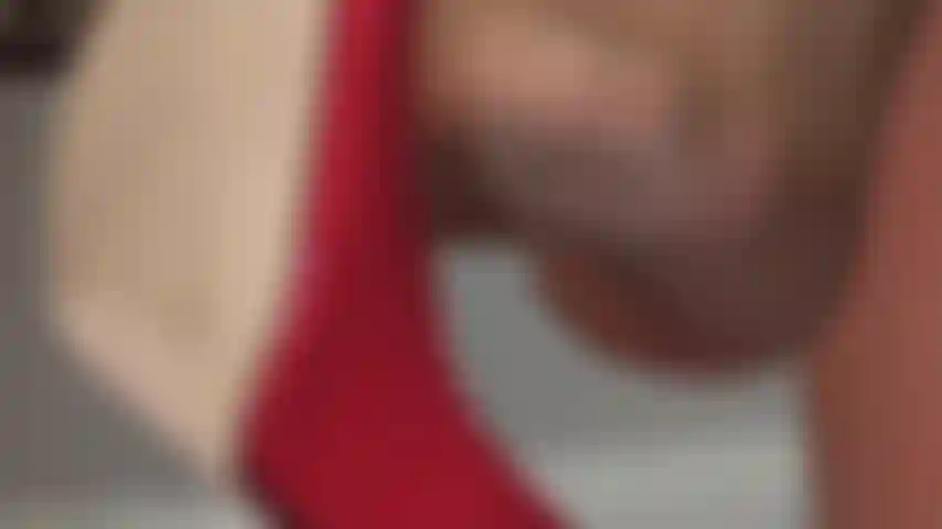 Balanceándome y jugueteando con mis zapatos en un primerísimo primer plano: estos sensuales tacones rojos se balancean justo frente a ti. Puedes ver de cerca sus preciosas puntas de nailon color piel, casi como si pudieras inhalar su embriagador aroma.