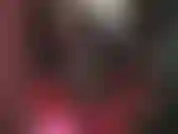 Leggings wetlook y una polla blanca enorme: el gran strap-on de la amante colgando justo en frente de tu cara mientras se burla con su fantástico culo en pantalones ajustados.