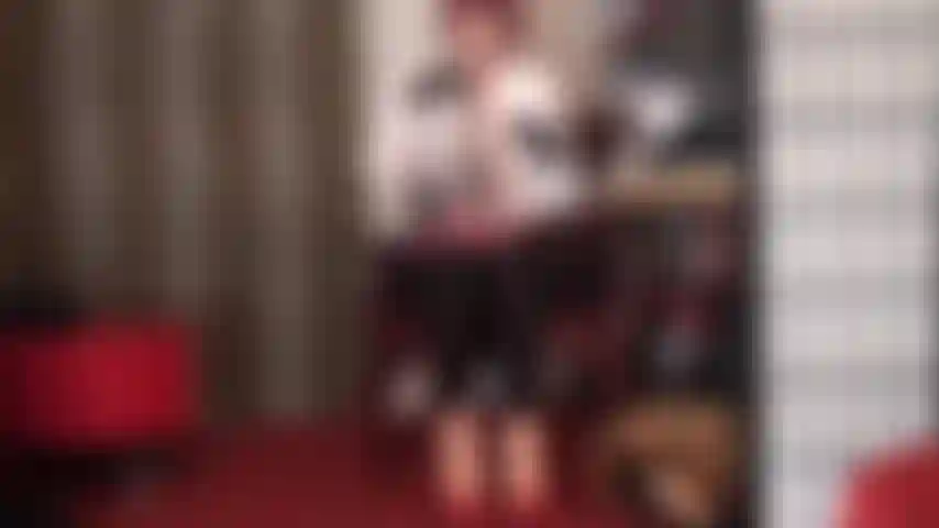 Las bragas de satén te debilitan. Luciendo su colección de bragas de seda, la ama decide usar un hermoso par floral. Un par a juego está reservado para que tu pene disfrute de una paja con bragas de satén.