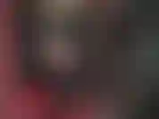 Cuerpo exquisito de ama de adoración en látex negro ajustado, pantimedias negras y botas altas y brillantes hasta la rodilla.