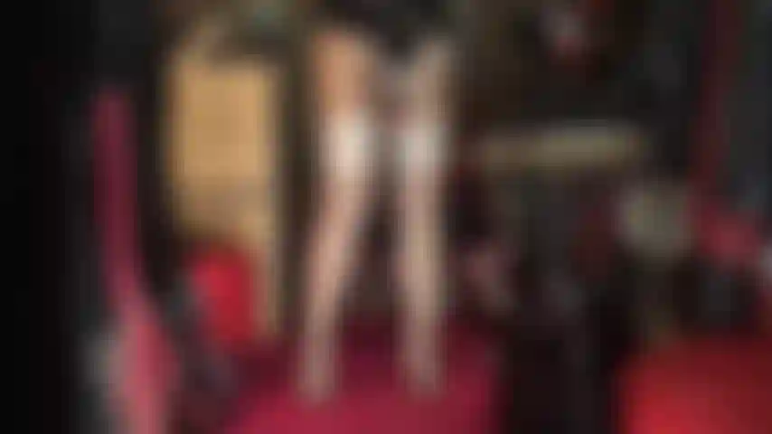 Ponte una media de nailon o pantimedias sobre tus manos y acaríciate como una amante acaricia su consolador. Termina con una descarga de semen directo en tu boca. Ábrete, zorra!