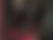 Fetichista del pvc. Ama vestida de vinilo brillante. Adora mi trasero y mis piernas con estos pantalones ajustados y brillantes y botas altas. Mis guantes son perfectos para excitar también tu pene de esclava.