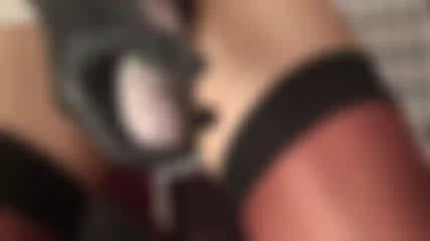 Bofetadas en la cara, bofetadas en la polla, garganta profunda con strap-on y cbt: la amante le está dando a tu garganta y a tu polla inútil el trato duro que se merecen.