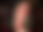 Adoración de pies con uñas pintadas de rojo: la amante se burla de los chicos de los pies con sus hermosos pies descalzos, plantas suaves y dedos lindos, con un strap-on bbc a la vista también.