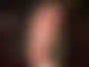 Adoración de pies con uñas pintadas de rojo: la amante se burla de los chicos de los pies con sus hermosos pies descalzos, plantas suaves y dedos lindos, con un strap-on bbc a la vista también.