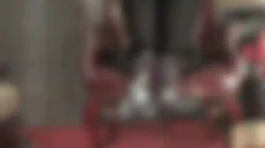 La ama se quita los tacones, sus pies en pantimedias transparentes cuelgan de la silla.