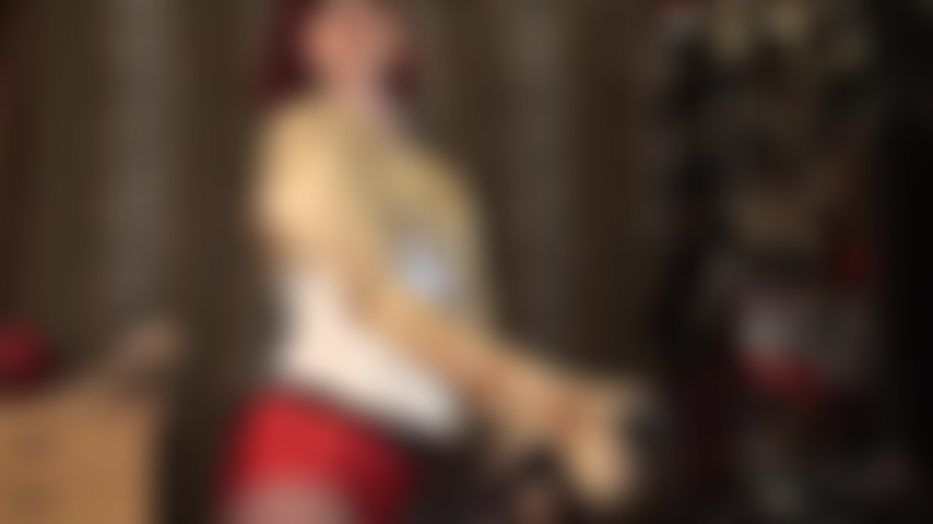 El paraíso de las mariquitas: la amante vivian está vestida con un satén sedoso brillante mientras empuja su bbc en el coño de tu hombre mariquita.