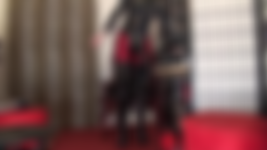 Una polla negra enorme y gruesa. Este strap-on no es para los sumisos pusilánimes. Esta enorme polla negra es para las verdaderas aficionadas a las pollas, las reinas del tamaño, las que babean ante la idea de que esta polla gigante les destroce el ojete.