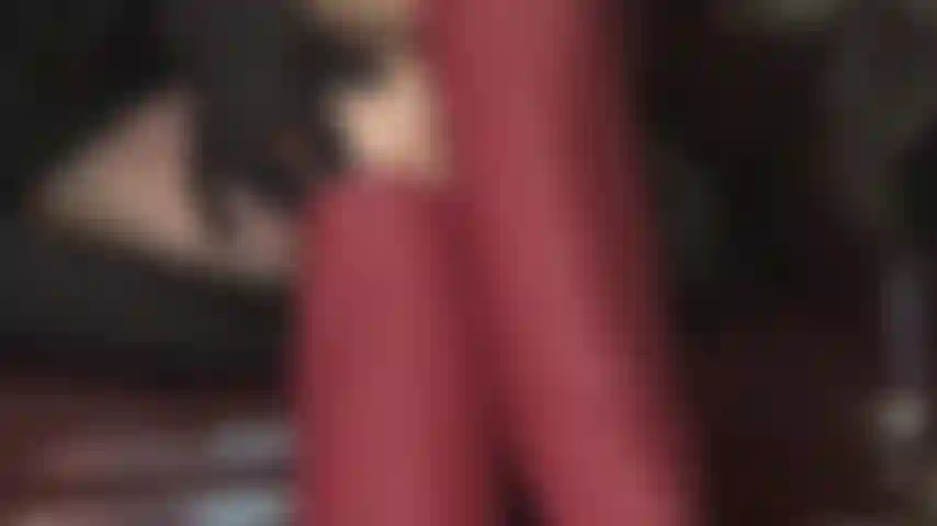 Deslízate suavemente sobre la parte superior de mis botas; estas botas de cuero mantienen tu pene de esclavo erecto. Follar lentamente sobre la parte superior de mis botas es el único sexo que tienes.