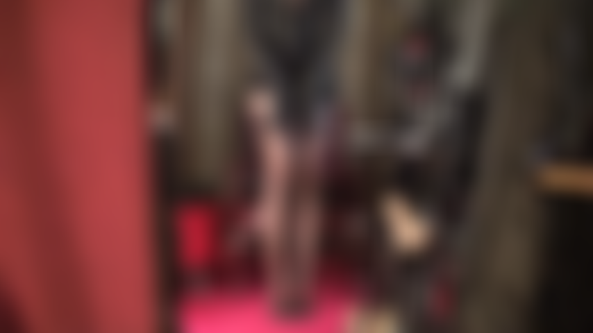 Adicción a las piernas: las piernas y los pies de tu diosa en pantimedias son muy sexys.