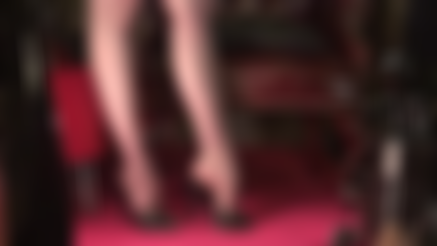 Tentación de pies de nailon transparente: la amante atrae tu atención hacia sus pies sexys en medias negras muy transparentes y mules de cuero sexys.