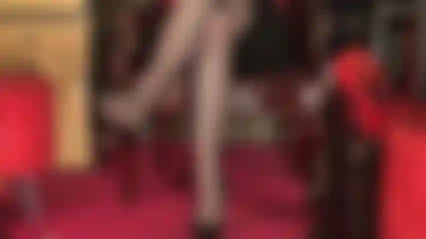 Seductora con medias de nailon negras sedosas y transparentes con costuras y ligas; no puedes resistirte a mis piernas largas y sexys en medias, que te permiten ver un poco de la maravillosa piel pálida y desnuda de mis muslos y mis bragas de encaje.