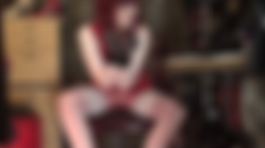 Uso varias capas de medias rojas y blancas sobre pantimedias súper brillantes para mostrar mis piernas y pies en nailon.