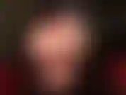 Los hermosos pies de la señora vivian y su culo desnudo en una pequeña tanga roja.