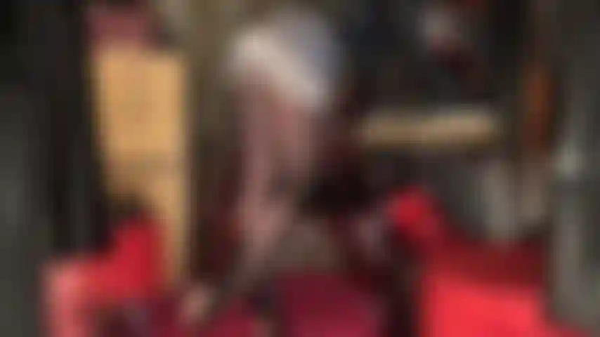 Controlada por mis piernas y mi trasero. Estas piernas en pantimedias negras brillantes te debilitan, y te llevan hasta el trasero perfecto de tu diosa en nailon. Atrévete con esto! ¡Si te atreves a correrte, lame!