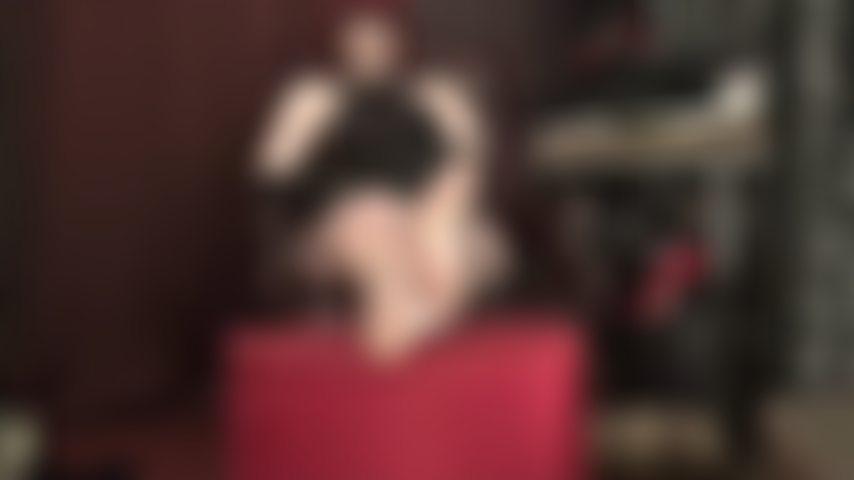 Tentadora, pies descalzos. Te arrodillas al otro lado de la habitación, con collar, correa y castidad, babeando. Harías cualquier cosa por acercarte y poder adorar las suaves y perfectas plantas de los pies de mi ama.