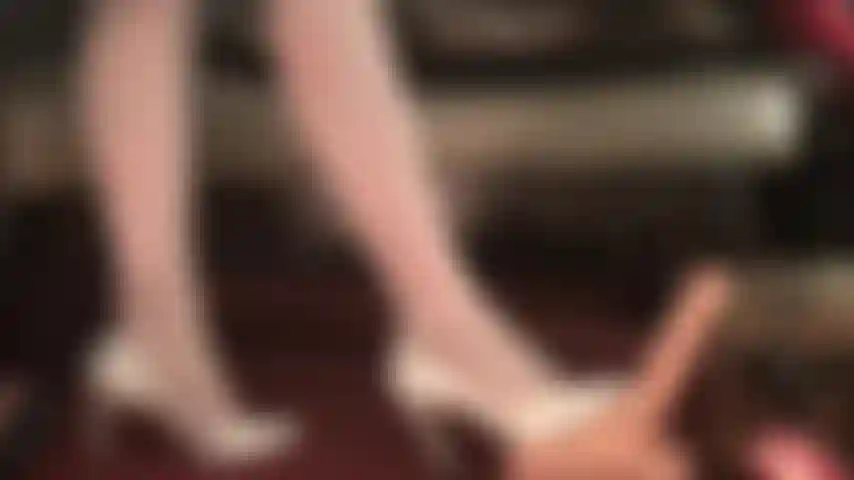 Un intenso aplastamiento de pelotas es lo que ordenó la amante: tacones altos patean, pisotean, aplastan y empujan estas bolas llenas de semen.