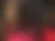 Una provocación caliente con leggings ajustados de spandex negro sexy y cuero termina acariciando y lamiendo tacones de acero rojo.